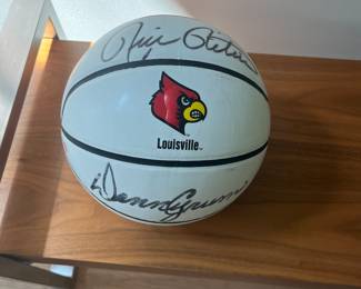 DENNY CRUM SIGNED WHITE PANEL LOUISVILLE CARDINALS BASKETBALL