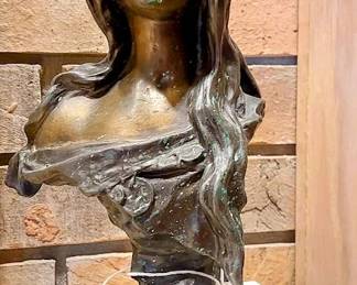Ocala ES Beohemienne Statue $65