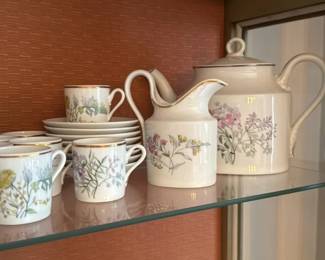 Porcelain Tea Set with Floral Motif 