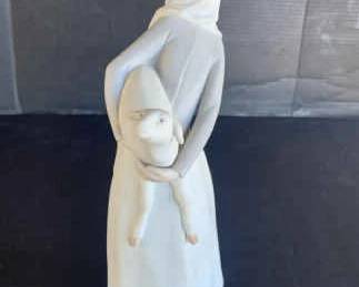 KG196VLladro, Girl With Lamb