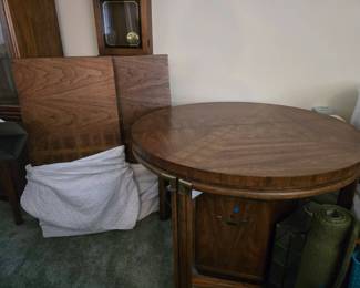 KG212Drexel 40 Inch Table