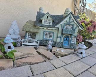 KG202Lit Leprechaun House