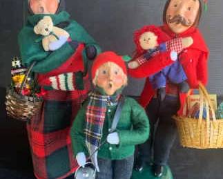 KG120Byers Choice Carolers With Baskets