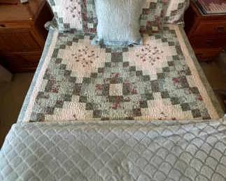 KG144Queensize Quilt With Blankets And Shams