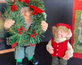 KG215Zims Elves, Wreath And Little Guy