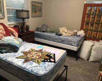 Twin beds, liens, quilt wall hanging