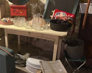 Great small farmhouse table!
So much more estate sale fun!