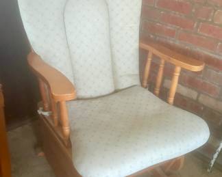 Glider rocker 1 of 2
$25🤑