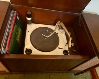 a console turntable probably needs a new belt powers up, but will not turn only $20