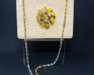28 VintageStyleWhiteTexturedPursewGoldSilverRibbonFlower
