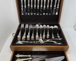 17 LargeLuntSterlingSilverFlatwareSet80pcwChest