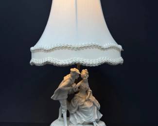 38 VintageVictorianStylePorcelainManWomanFigurineTableLamp