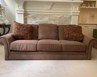 Like new sofa with 3 cushions and 3 back cushions…it’s a classic style!