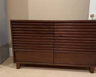 Great looking 6 drawer dresser in like new condition