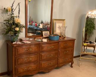 Drexel Serpentine Mahogany 9 Drawer  Dresser with Mirror.
