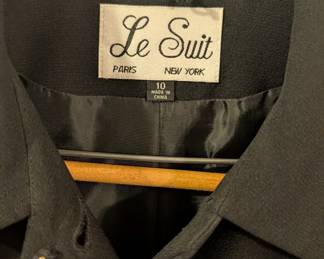 Le Suit