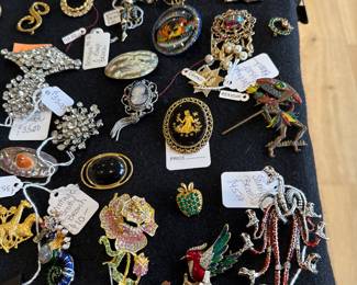 COLLECTION OF BROOCHES