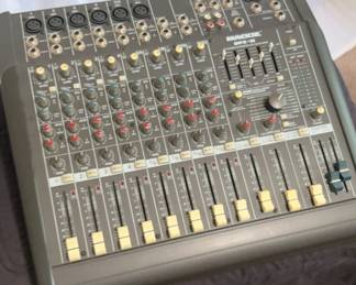 Mackie DFX12 12channel integrated live sound mixer with builtin effects
