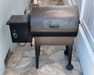Small Traeger pellet smoker / grill