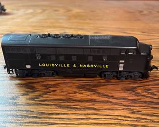 G11 - $40 Set of 2 HO scale L&N Locomotive Set.