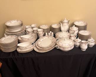 A31 - $ 650. Noritake Gallery 7246. 130 Pieces