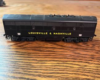 G11 - $40 Set of 2 HO scale L&N Locomotive Set.