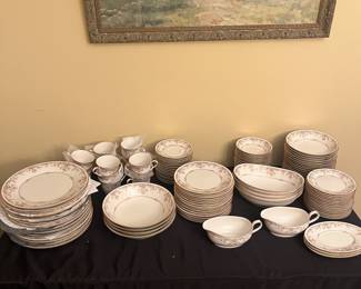 A31 - $ 650. Noritake Gallery 7246. 130 Pieces