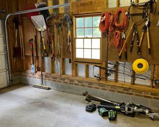 Overview of yard tools.