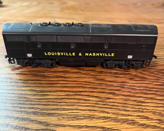 G11 - $40 Set of 2 HO scale L&N Locomotive Set.