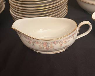 A31 - $ 650. Noritake Gallery 7246. 130 Pieces