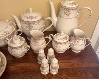 A31 - $ 650. Noritake Gallery 7246. 130 Pieces