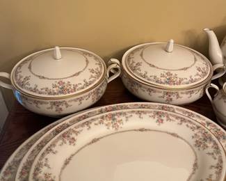 A31 - $ 650. Noritake Gallery 7246. 130 Pieces