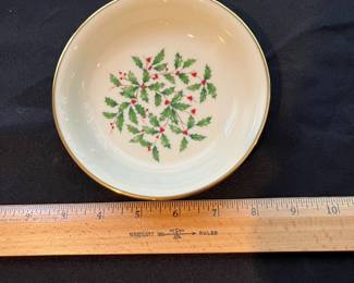 A1 - $1050. Lenox Holiday SERVICE FOR 18 + Serving Pieces! 158 Pieces included. All in excellent condition.