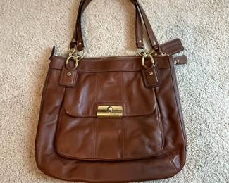 B33 - $40. Vintage Leather Kristen Tote. Measures 15" x 13".