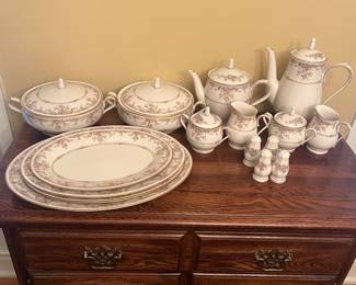 A31 - $ 650. Noritake Gallery 7246. 130 Pieces