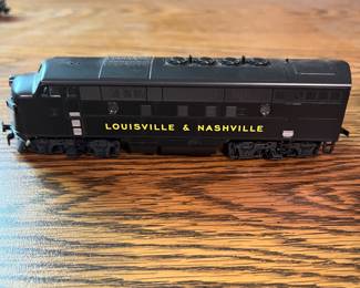 G11 - $40 Set of 2 HO scale L&N Locomotive Set.