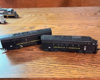 G11 - $40 Set of 2 HO scale L&N Locomotive Set.