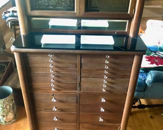 Comes with some porcelain drawer inserts