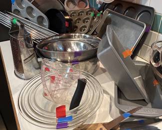 Stainless steel mixing bowls, glass mixing bowls, bakeware