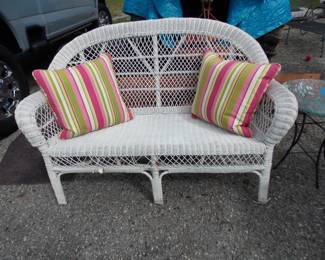 Wicker love seat, 2 pillows