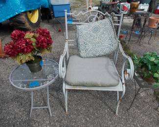 Vintage metal chair, round table