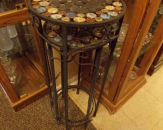 2 round metal stands