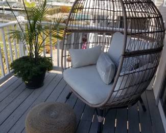 Egg chair; pouf