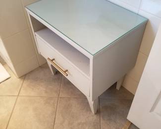 End table/nightstand