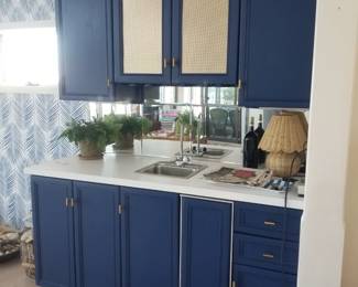Built-in wet bar