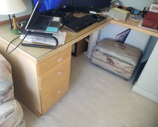 Built-in desk