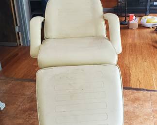 Facial Bed with hydraulic pump. Older but still functional.
$50