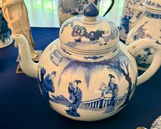 A fine quality important large Chinese export teapot China, Kangxi period….