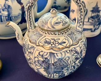 Chinese Blue and White Kraak Wine Pot and Cover, Wanli Kangxi period. 