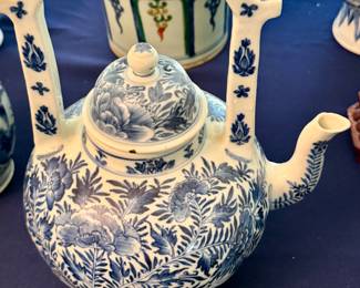 An important  Chinese wine pot and lid Qing dynasty, Kangxi period…